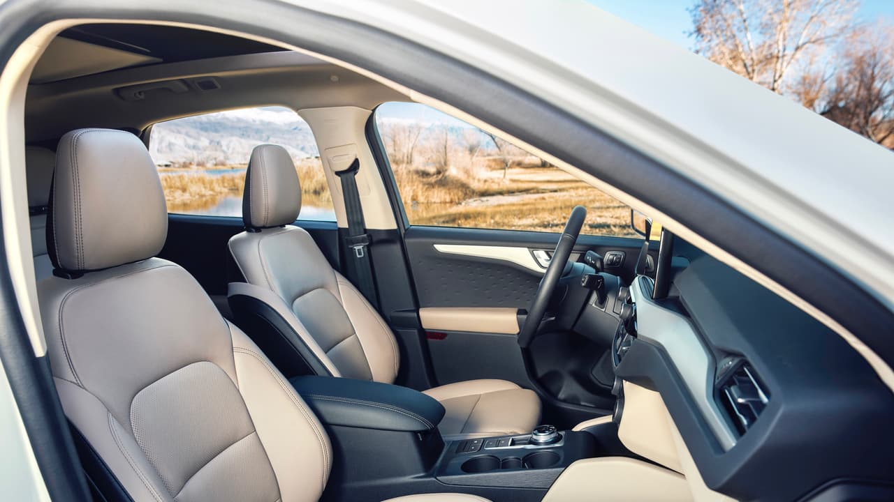 Es temprano para hacer un juicio definitivo, pero a primera vista los materiales de la cabina de la Ford Escape 2020 parecen ser de primera calidad. De lo que si estamos seguros es de que son mejores que los del vehículo que reemplaza, algo muy necesario para que el modelo
<b> vuelva a ser competitivo</b> en comparación a sus rivales.