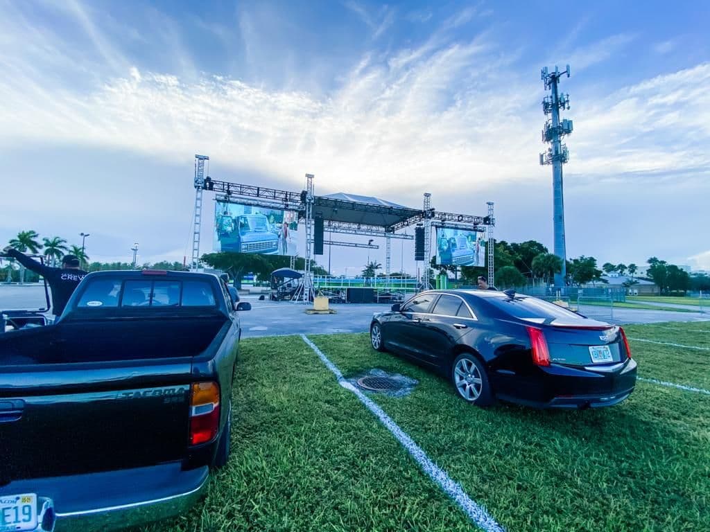 El autocine tiene capacidad para 150 vehículos por cada función.