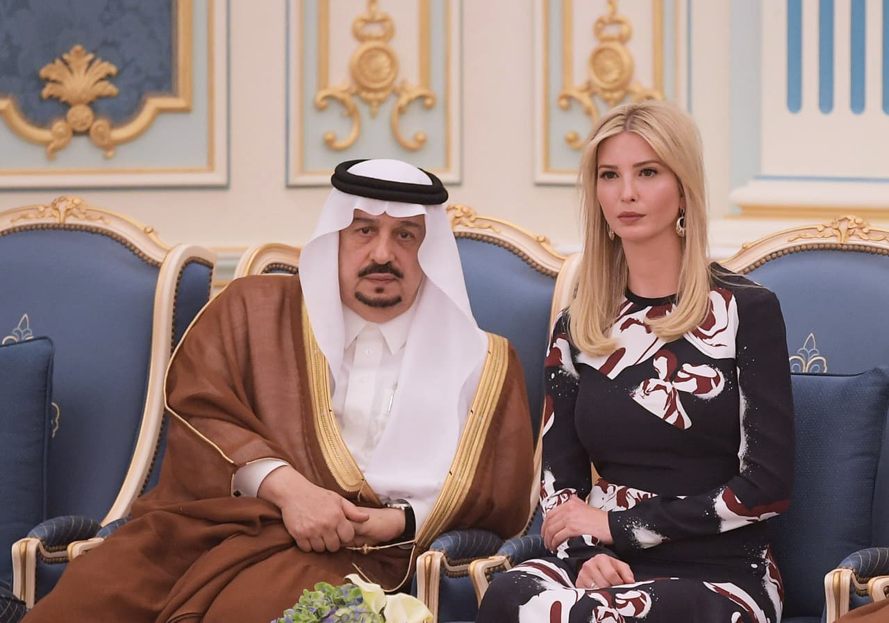 Ivanka suele lucir los brazos al descubierto cuando lleva escote cerrado, y cuando usa manga larga suele dejar respirar el look abriendo el escote. Además es raro verla con traje largo y brazos cubiertos.