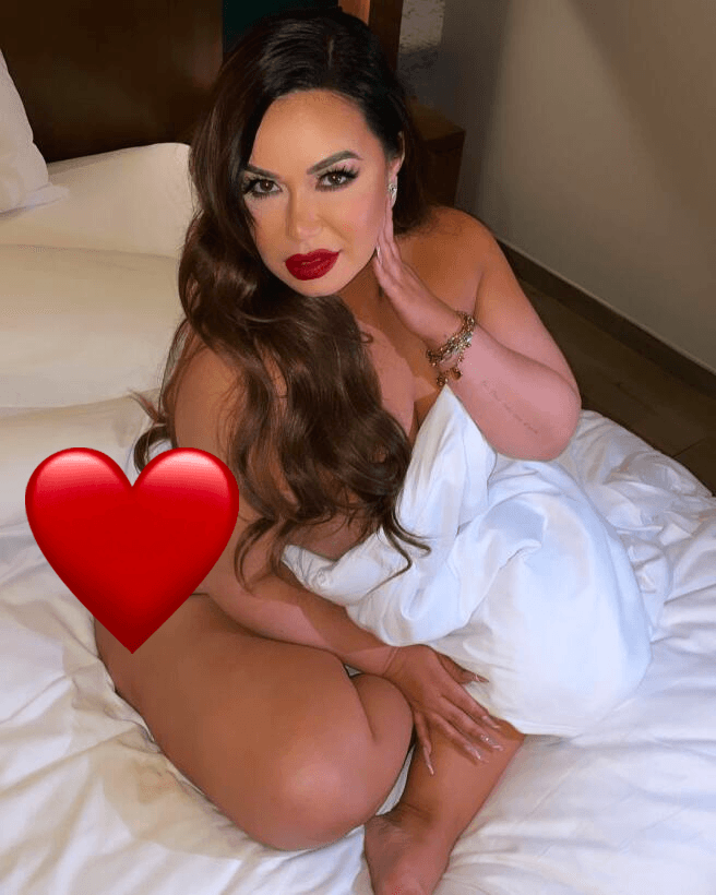 "He tenido un, no sabes, con estas 'bubis', como cinco cirugías, porque me las puse y me las pusieron muy grandes, y me tuve que esperar seis meses, o me quitaron el implante o 
<b>me las hicieron más chiquitas</b>", sentenció.
<br>