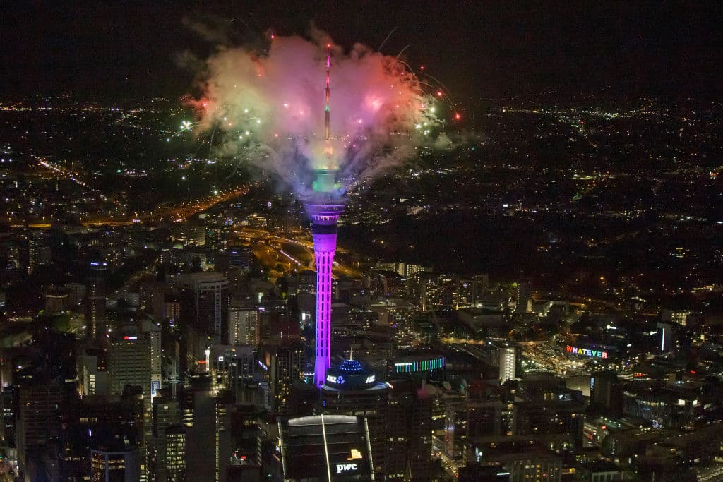Multitudes se reunieron en Auckland para observar los fuegos artificiales.