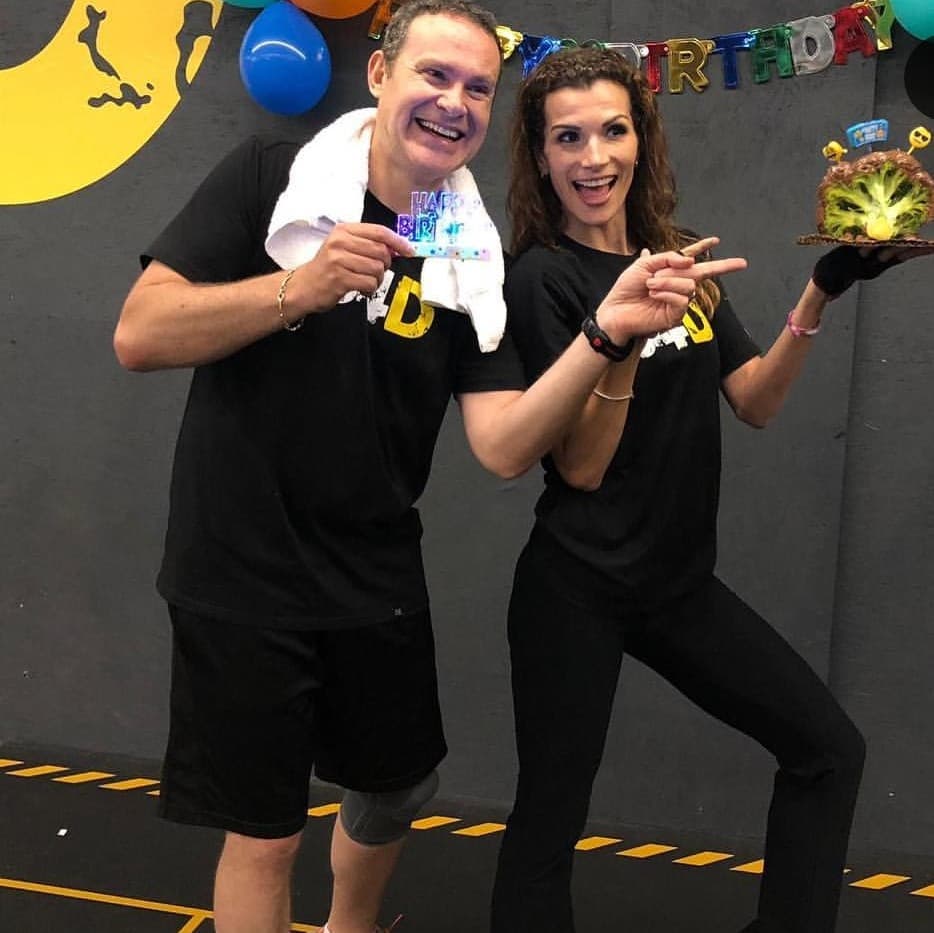 El conductor cumplió 48 años el 28 de marzo pero la fecha especial no fue excusa para pausar la actividad física, por lo contrario, tuvo su festejo en compañía de su esposa y el grupo con el que entrenaba.
<br>