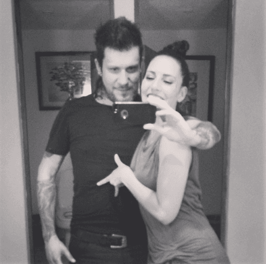 El 5 de enero de 2014, a través de su cuenta de Instagram, el músico publicó esta imagen a la que agregó: "Tú y yo".