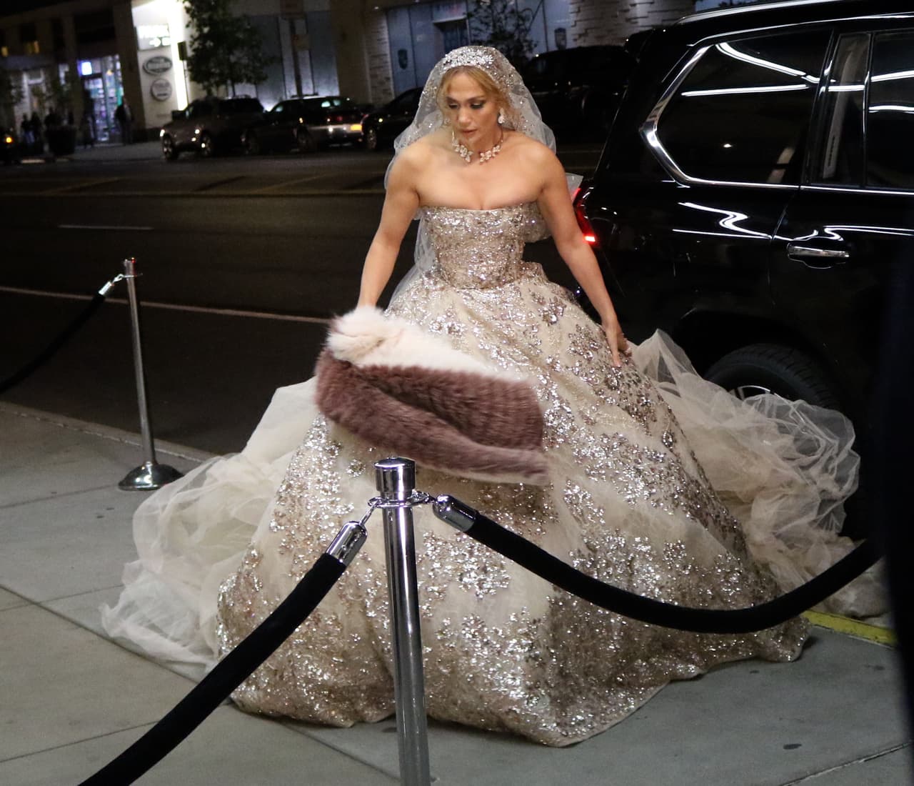 Usaba un llamativo y enorme vestido de novia adornado con lentejuelas.