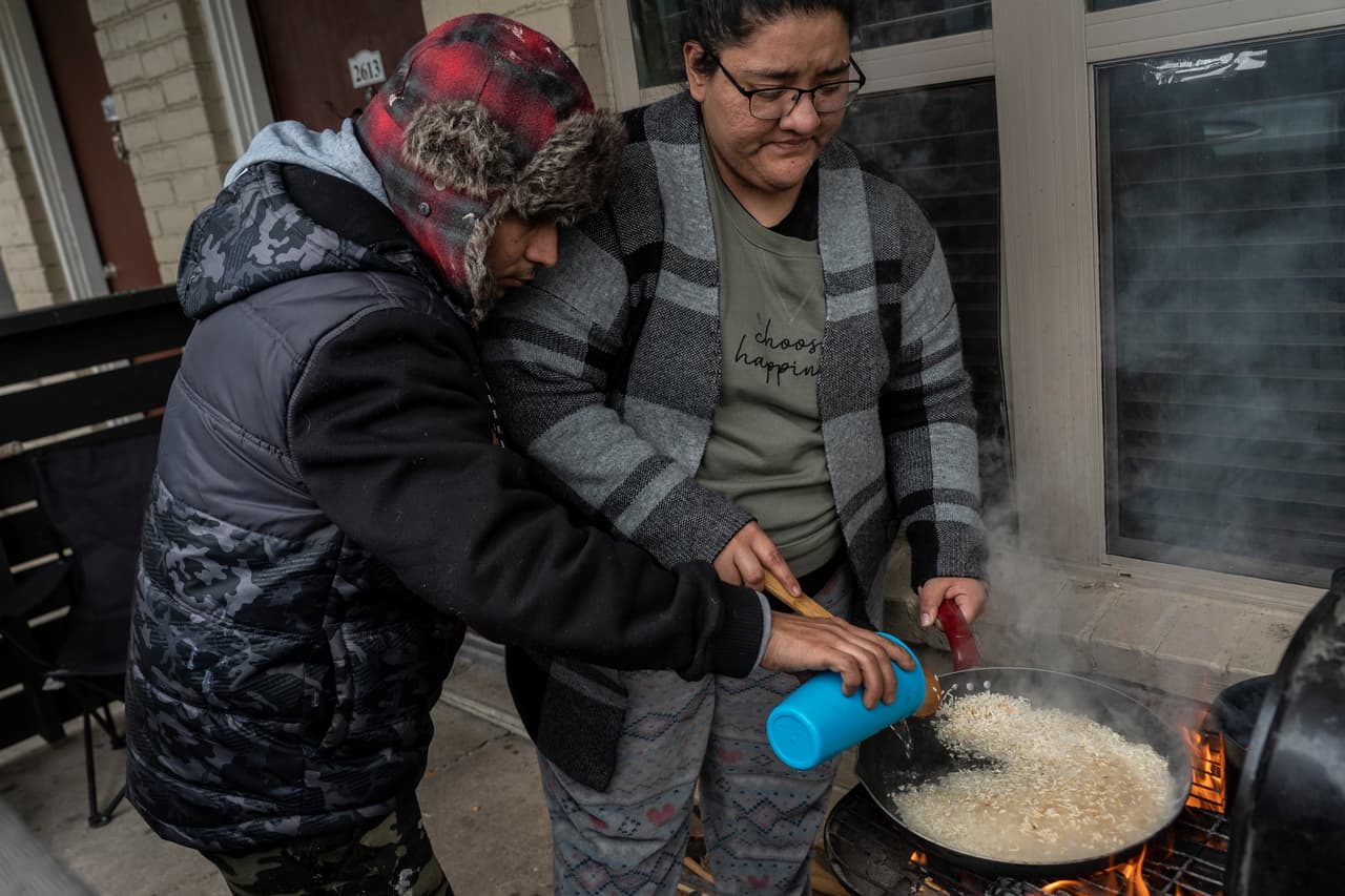 Victor Zelaya y Esperanza Gonázlez, residentes de Houston, utilizando su parrilla para cocinar arroz durante el apagón. "Conserve energía y conserve agua. Las principales prioridades son los hospitales y las tomas de incendio", tuiteó esta mañana el 
<a href="https://twitter.com/SylvesterTurner/status/1362376759736496134"><u>alcalde de Houston, Sylvester Turner</u></a>.