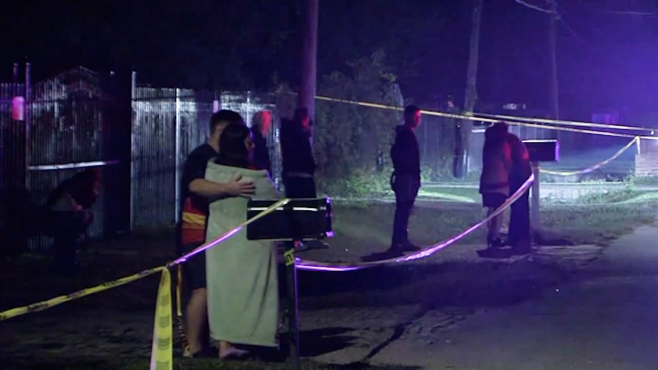 Los hechos ocurrieron el domingo alrededor de las 12:45 am en una vivienda ubicada en la cuadra 
<b><a href="https://www.google.com/maps/place/1900+Schilder+Dr,+Houston,+TX+77093/data=!4m2!3m1!1s0x8640b82d75ef51f1:0x18f450d27c69ce25?sa=X&ved=2ahUKEwjuoZ3xlvXzAhWNk2oFHQMcBG0Q8gF6BAgMEAE" target="_blank">1900 de Schilder Drive</a></b>. Un grupo de adolescentes comenzó una discusión que terminó en tiroteo, de acuerdo con el Departamento de 
<b><a href="https://twitter.com/houstonpolice" target="_blank">Policía de Houston</a></b>. (HPD).