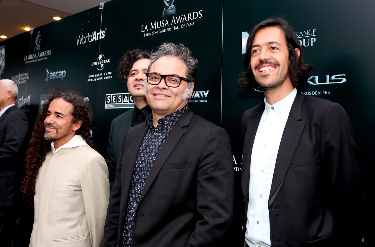 ¡Café Tacvba sigue cosechando éxitos! En esta ocasión se embolsaron el 'Premio Ícono'.