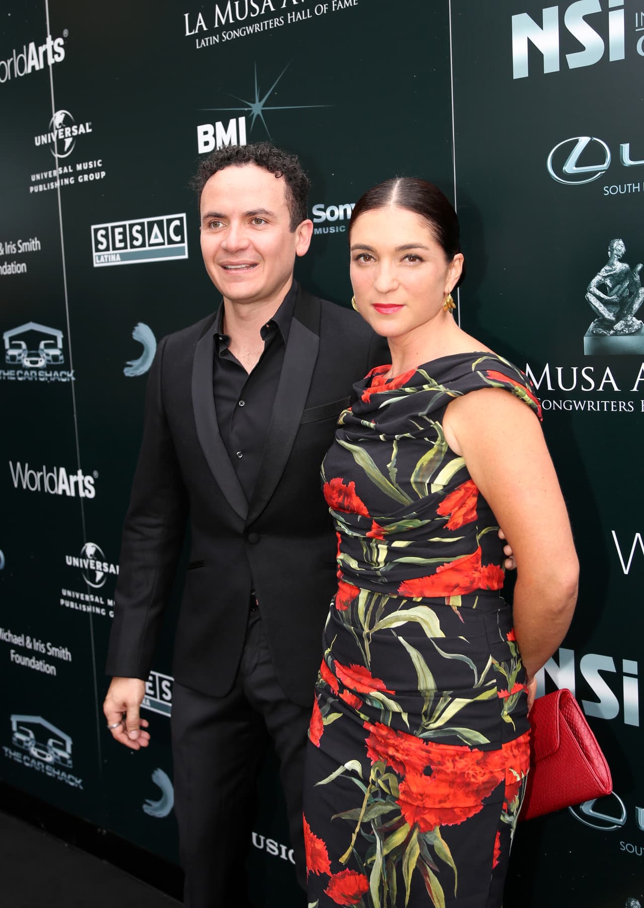 ¡Love is in the air! Fonseca derramó miel en la red carpet.