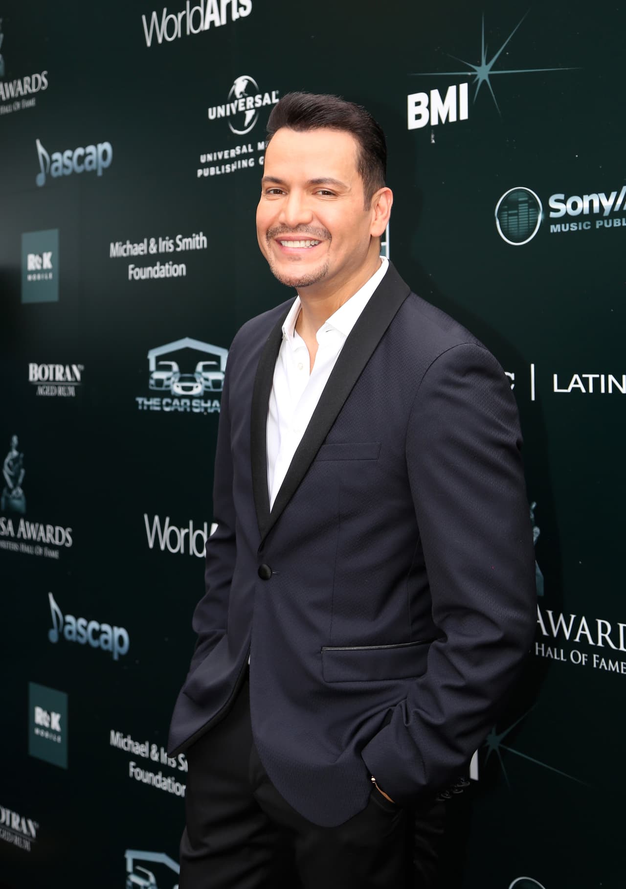 Víctor Manuelle se paseo con sonrisa de oreja a oreja.