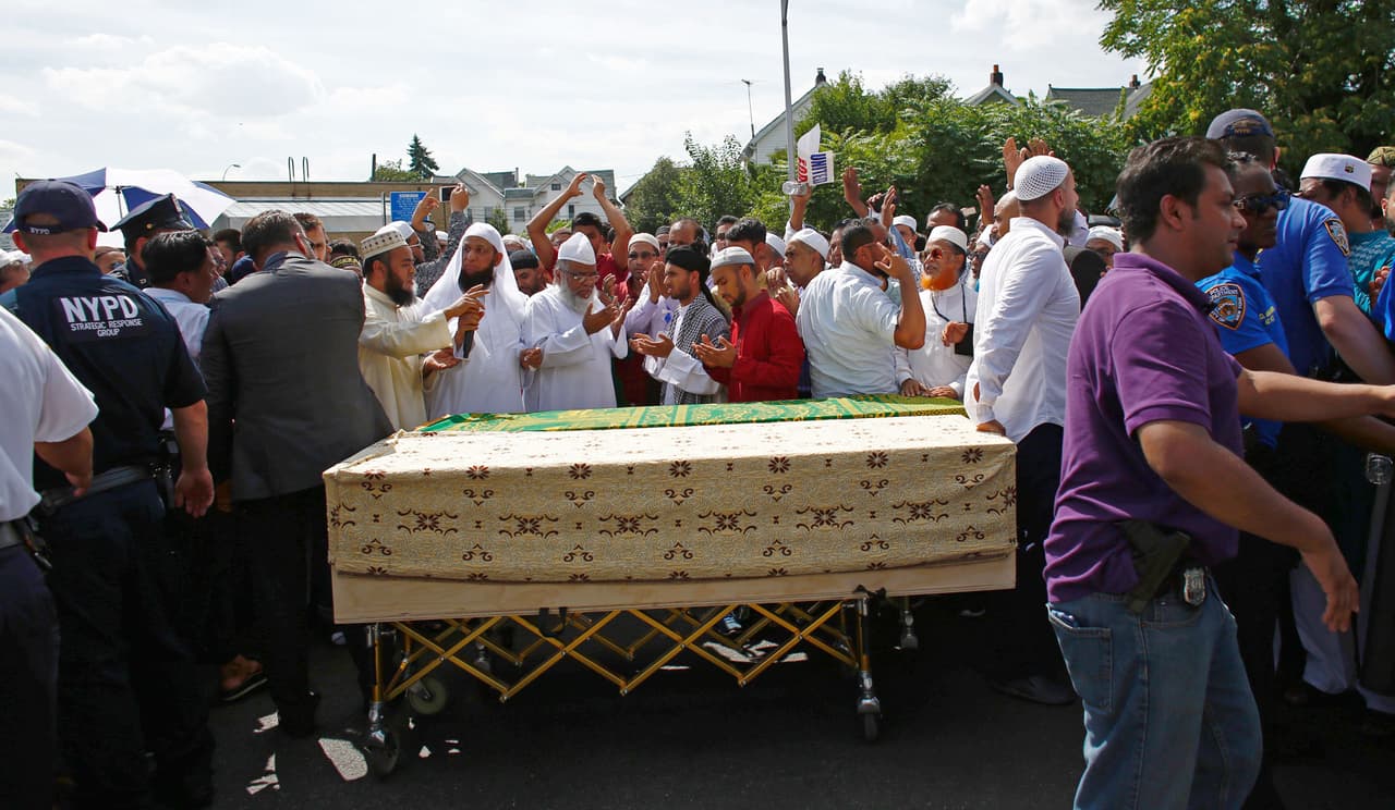 Existe una recompensa de 10,000 dólares por el asesino de ambos musulmanes.