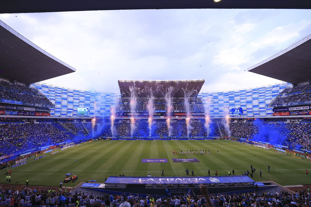 El Estadio Cuauhtémoc vivió una fiesta desde el inicio.