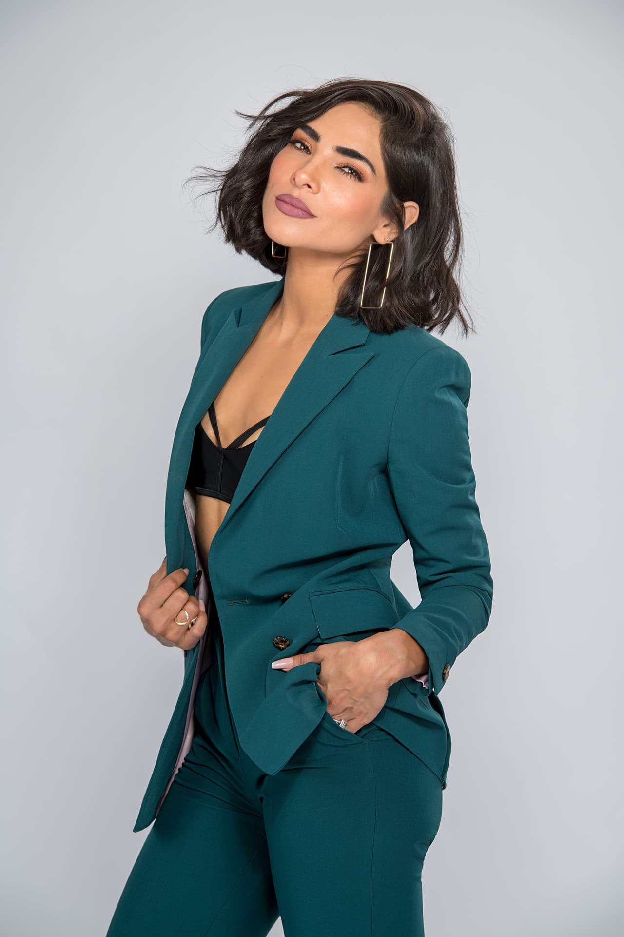 Alejandra Espinoza llevará su chispa y autenticidad hasta el escenario de Premio Lo Nuestro como una de las tres estrellas que conducirán el show.