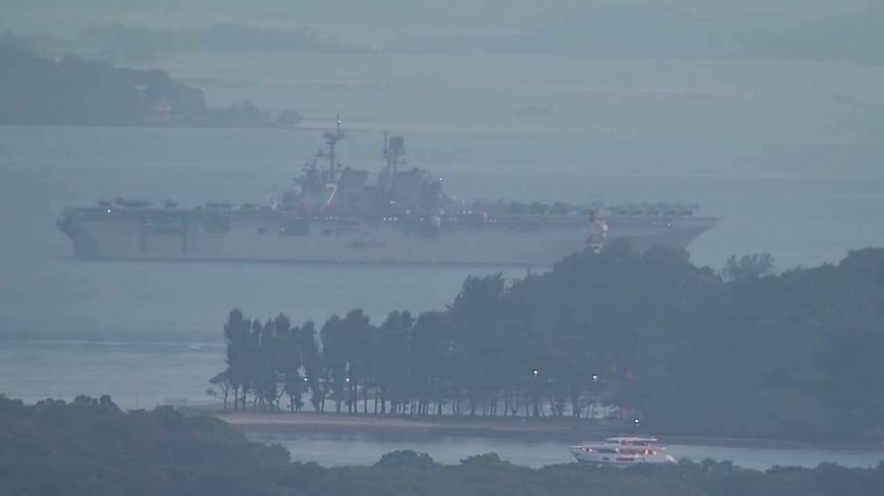 Guerra Medio Oriente: El buque USS Tripoli navega frente a costas de Singapur con 2,200 infantes de marina