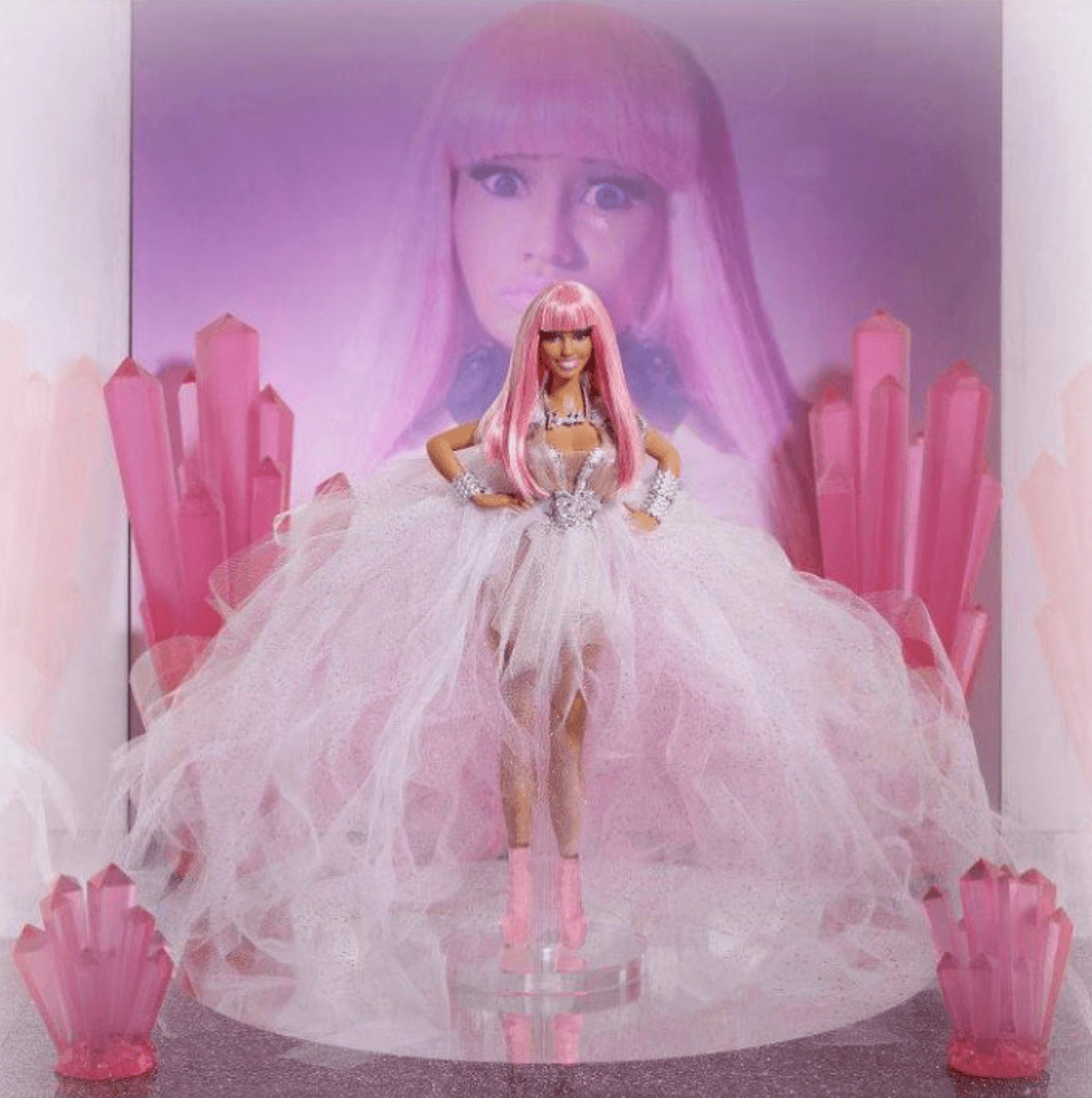 <b>Nicki Minaj</b>
<br>
<br>Con fines sociales, Nicki Minaj colaboró con Mattel para crear la ‘Barbie Rapera’, una versión colorida y modernizada de la muñeca tradicional.
<a href="https://www.univision.com/musica/met-gala-2022-couta-latina-artistas-fotos" target="_blank">Nicki Minaj</a> dejó claro en su Instagram que es una fanática de la Barbie y que por eso su música, sus pelucas, uñas, maquillaje, ropa y hasta sus autos son al estilo de la exitosa muñeca.