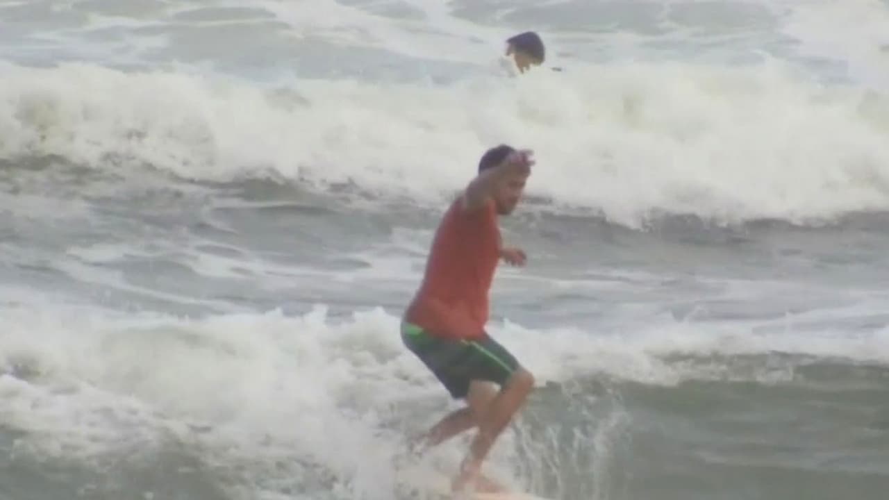 Bañistas se mantienen en algunas playas de Broward a pesar de las alertas por el paso de Isaías