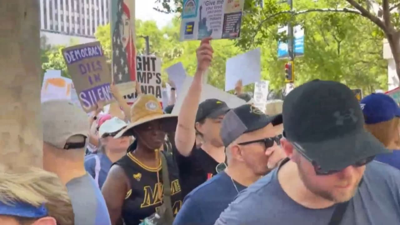 <b>Conexión con agenda internacional. </b>Además de temas locales, hubo mensajes contra la guerra en Irán, reflejando una protesta con alcance global.