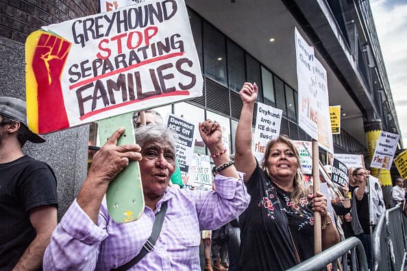"Greyhound para de separar familias" dice el cartel de uno de los manifestantes.