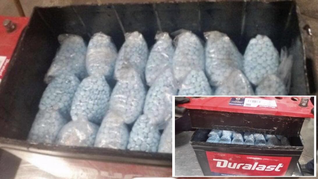 Para mitad de este año, en Nogales, los oficiales de aduanas encontraron 
<a href="https://www.univision.com/local/arizona-ktvw/fentanilo-cocaina-armas-arizona-fotos">23 paquetes repletos del narcótico dentro de la batería de un vehículo</a>, modificada expresamente para tener el espacio de alojarlas. También hallaron cocaína en el filtro de gasolina.