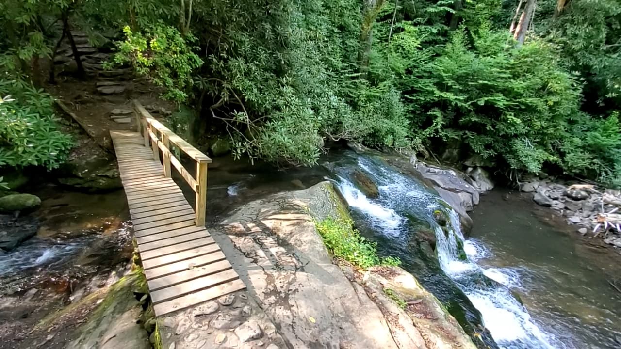 En el trayecto podrás pasar puentes y ver varias cascadas.