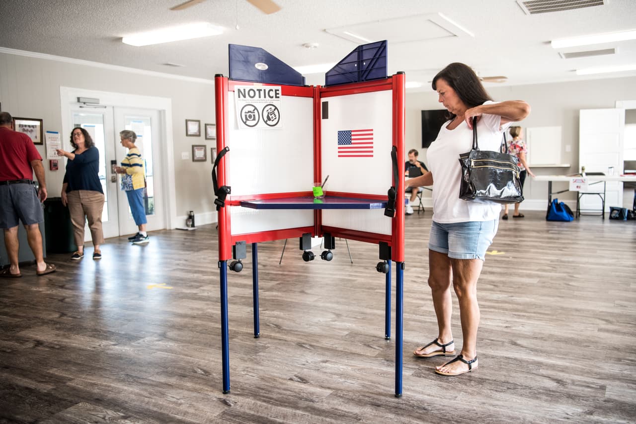 Juez federal cuestiona cambio en la regla para emitir boletas por correo en Carolina del Norte