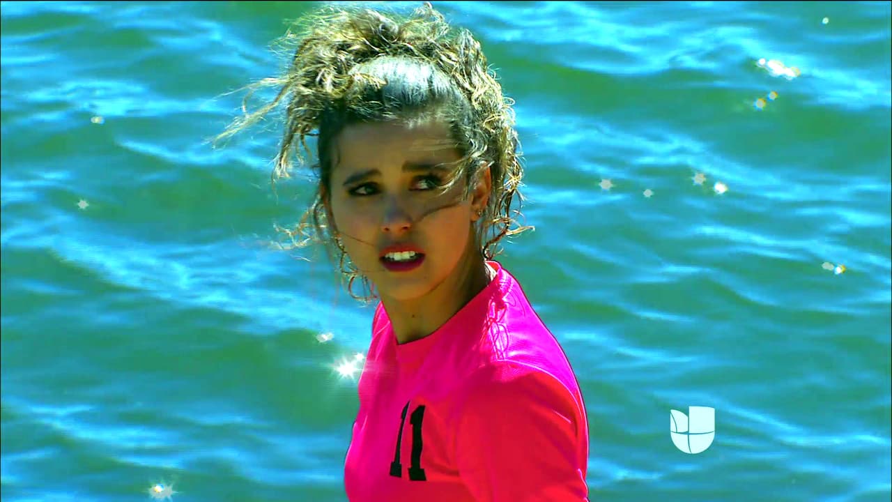 En Un Camino Hacia el Destino, una vez más Carolina hizo de las suyas y destruyó el kayak de Fernanda para impedir que ganara la competencia.