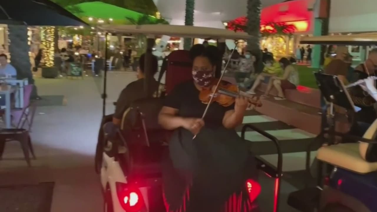 Artistas llevan música sinfónica a visitantes del sector de Lincoln Road en Miami Beach
