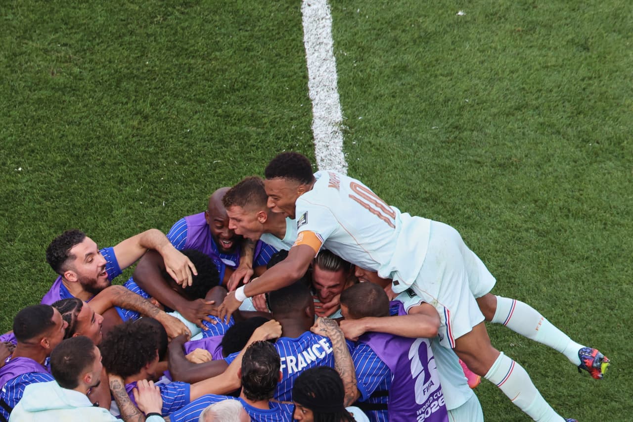 Los franceses celebran juntos el segundo gol.