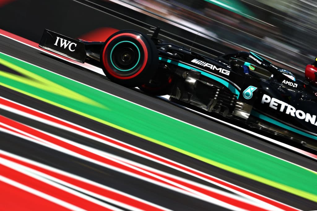 Con tiempo de 1:15.875 , el finlandés Valtteri Bottas se quedó con la pole position por delante de su compañero Lewis Hamilton y el neerlandés Max Verstappen de Red Bull Racing. El piloto mexicano Sergio Pérez se quedó con el mejor cuarto tiempo y no pudo conseguir la soñada primera pole position de su carrera.