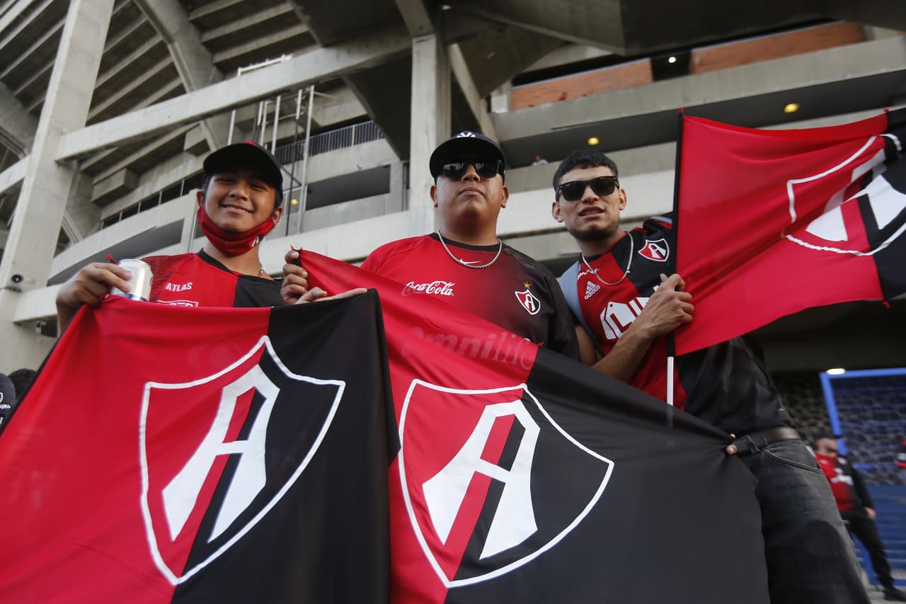 La Fiel nunca deja solo al conjunto rojinegro.