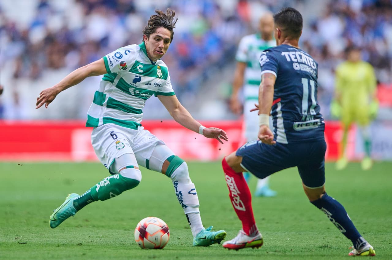 El primer tiempo en el Gigante de Acero entre Rayados y Santos Laguna tuvo de todo: errores, imprecisiones, fallos increíbles y espectáculo por parte de Carlos Acevedo.