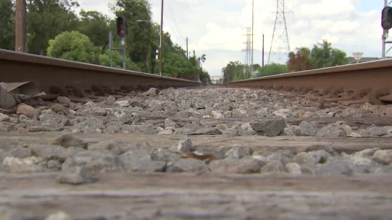 Las zonas afectadas por los trenes en East End son 700 S. Lockwood, 5200 Lawndale, 1500 Telephone y 7100 Lawndale.