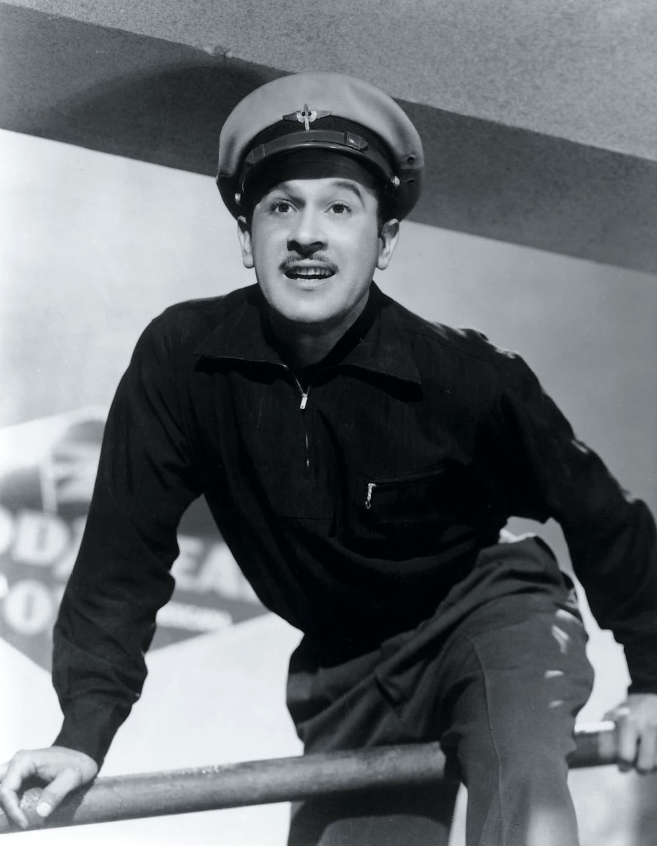 Pedro Infante actuó en más de 60 películas y grabó sobre 300 canciones que siguen gozando de la admiración y gusto del público. 
<b><a href="https://www.univision.com/entretenimiento/pedro-infante-asi-fue-el-accidente-que-impidio-que-triunfara-el-amor">El 15 de abril de 1957 murió en un accidente aéreo. </a></b>