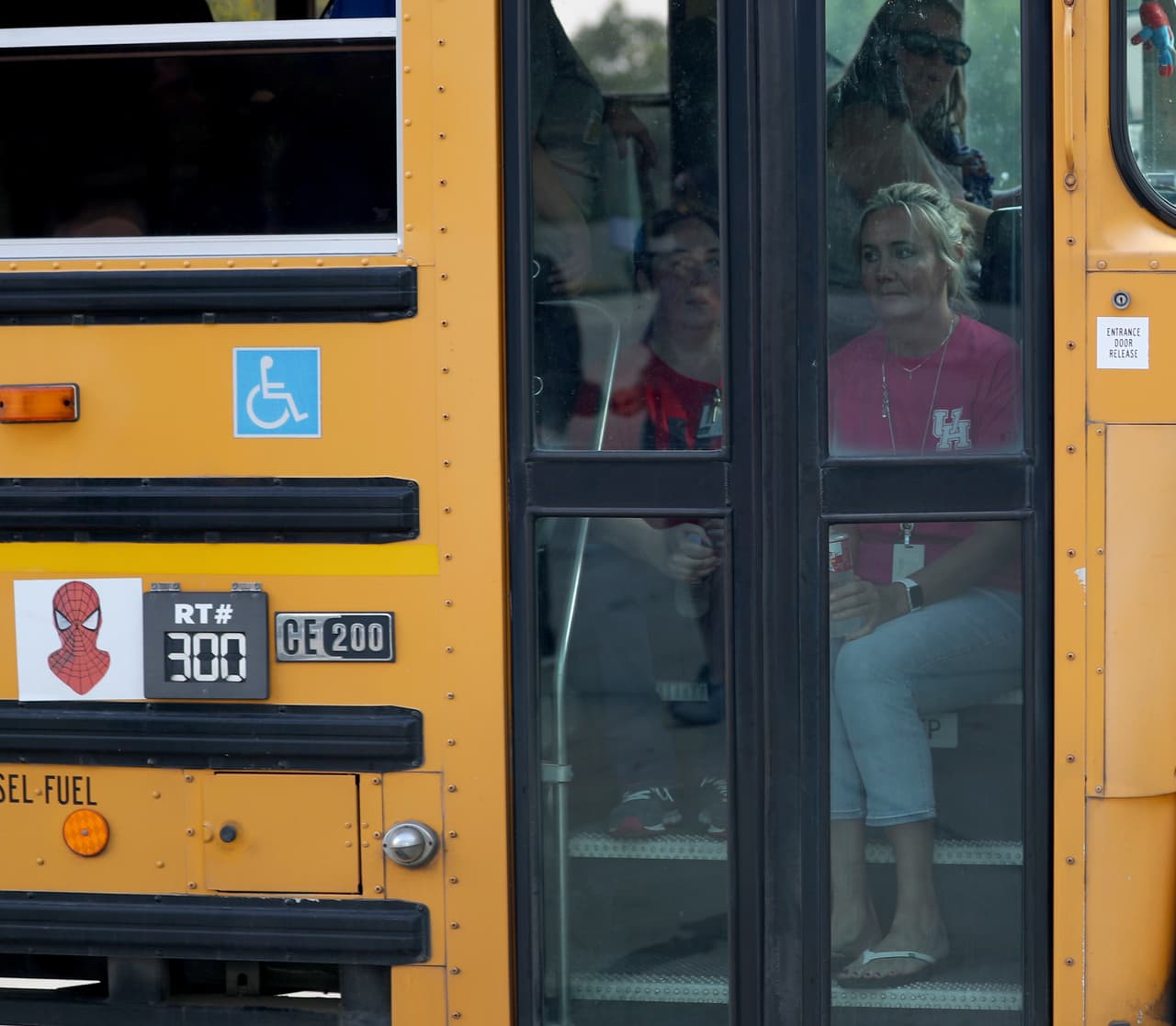 Persanal de la escuela esperando para ser trasladados en autobuses escolares.