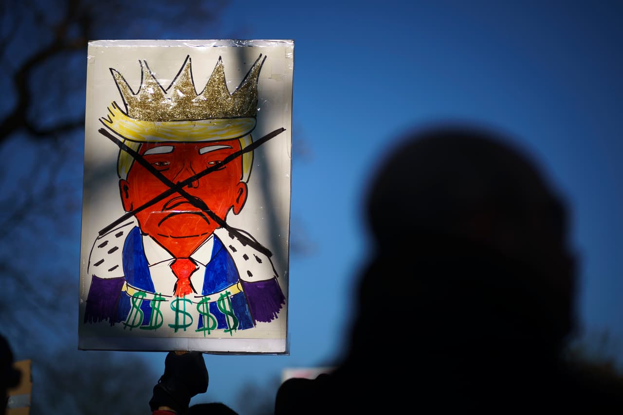 Un cartel que muestra la figura de Trump coronado como rey, uno de los mensajes que llevaron los manifestantes a favor del 'impeachment'. Partidarios y detractores del presidente se agruparon frente al Congreso, donde hoy se espera que se voten hoy los artículos de la acusación de la Cámara Baja contra el mandatario.