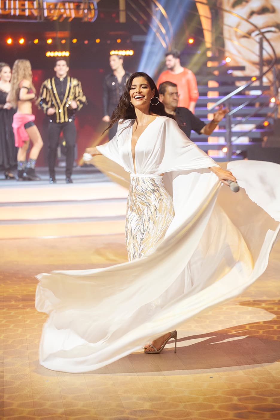 Llegamos a la quinta gala del reality. Esta noche, Chiquinquirá Delgado apareció en el escenario con un look que incluyó una capa blanca, del diseñador estadonidense Michael Costello.