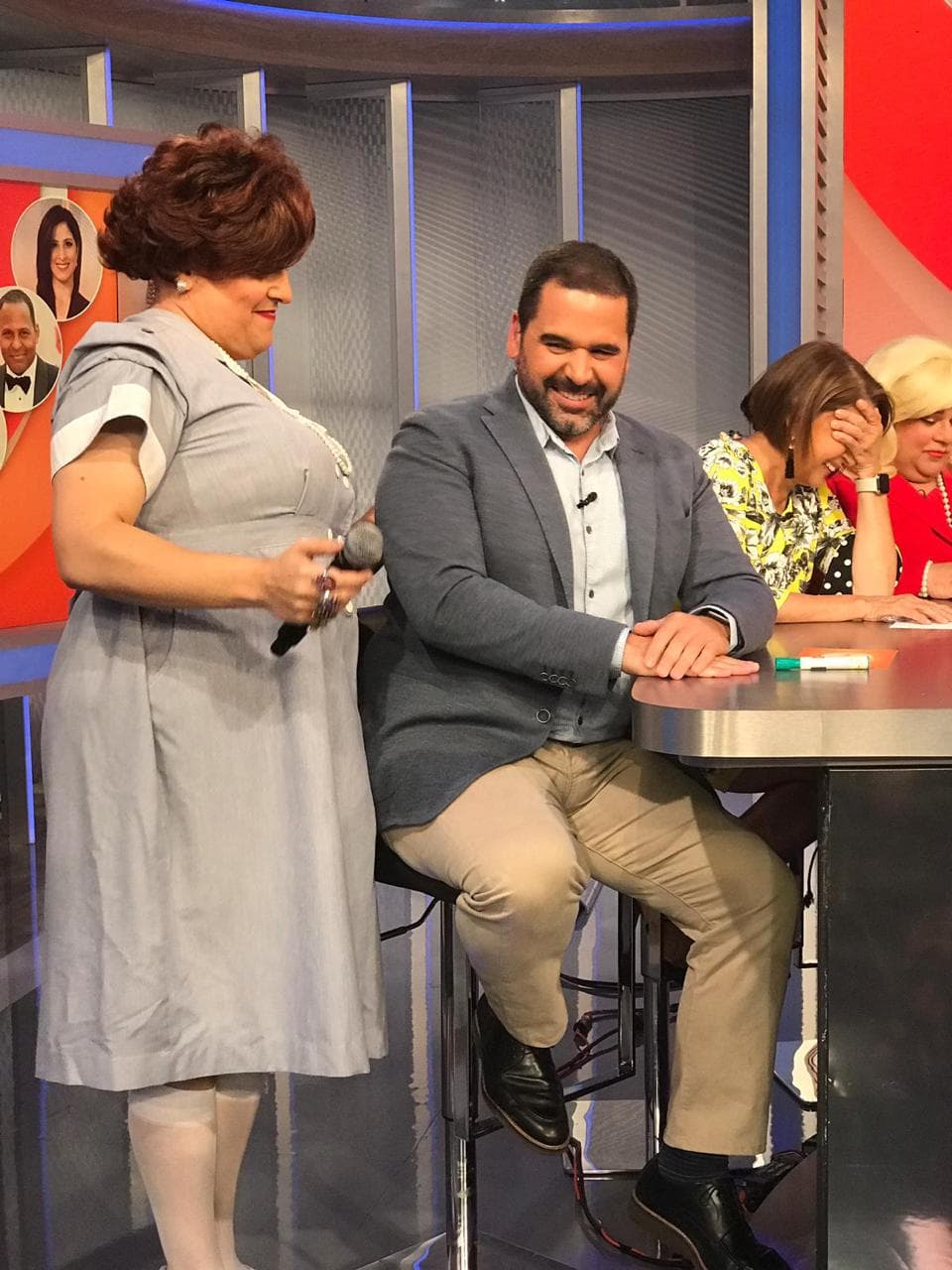 Por su parte, Doña Meche no dejó de coquetearle al jefe de meteorología. Sin embargo, Albert tuvo que dejar las distracciones para hacer una deliberación y el anuncio de la nueva estrella del programa matutino.