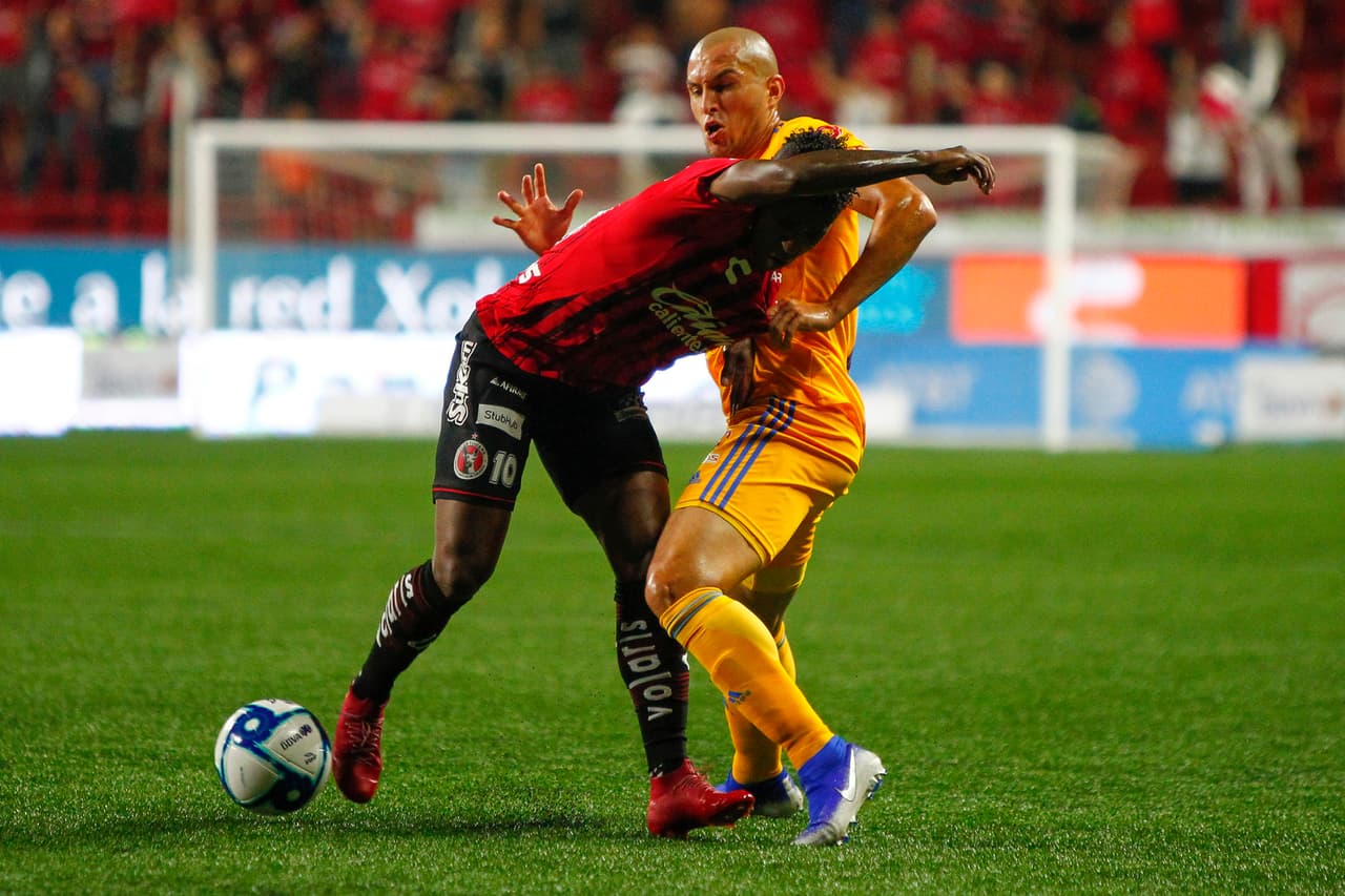 Marca pegajosa de Torres Nilo sobre Miller Bolaños, el de Tigres corta la jugada del atacante de Xolos.