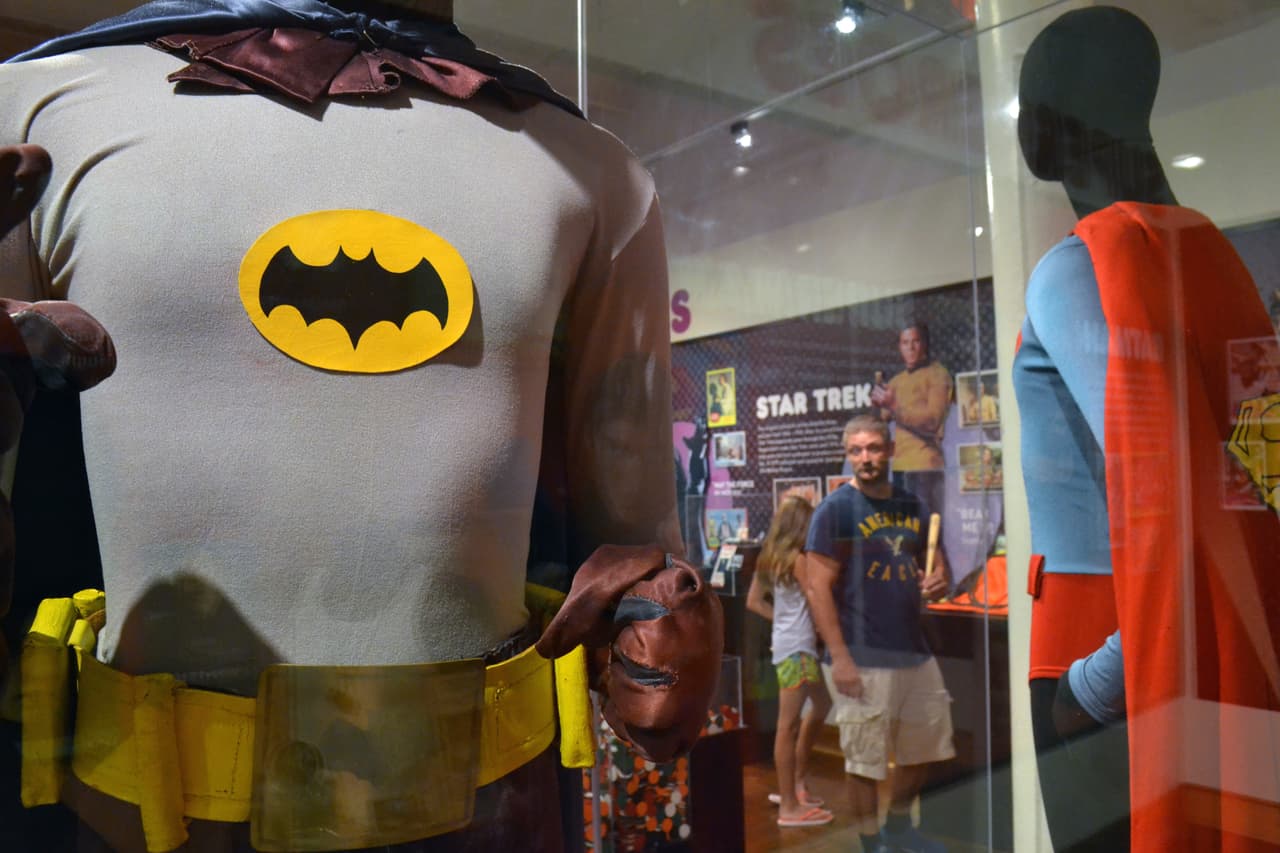 El 29 de mayo de 2015, un traje de 'Batman' usado por Adam West en el programa de televisión de 1960, se exhibe junto a un traje de 'Superman' usado por Christopher Reeve en 'Superman IV', en el Louisville Slugger Museum.