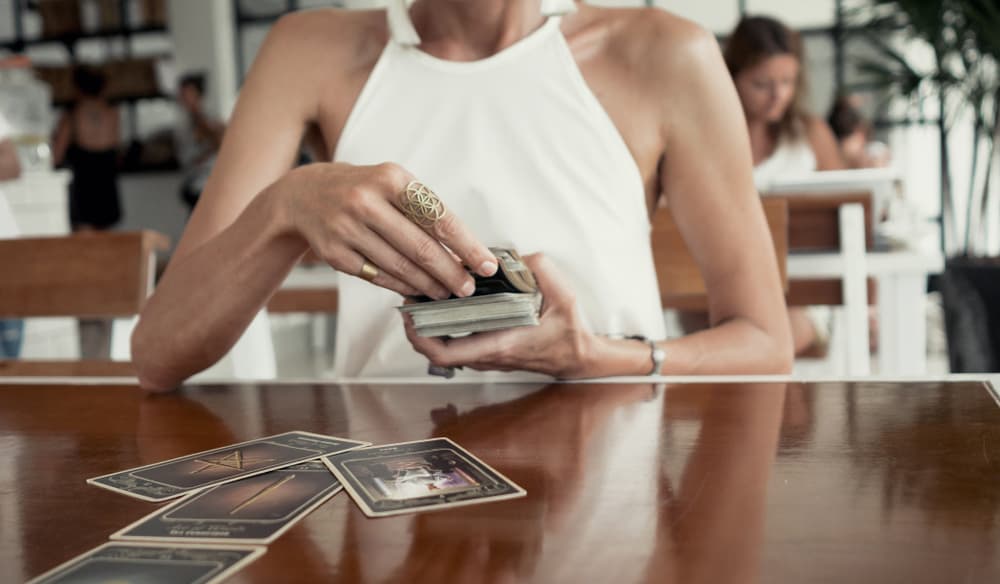 Ahora, así como las cartas están separadas en tres hileras de siete cartas cada una, horizontalmente, también hay que tomar en cuenta las que se forman a nivel vertical. Es decir, tendrás alineadas siete filas de tres cartas hacia abajo, que nos darán otra interpretación en la lectura.
