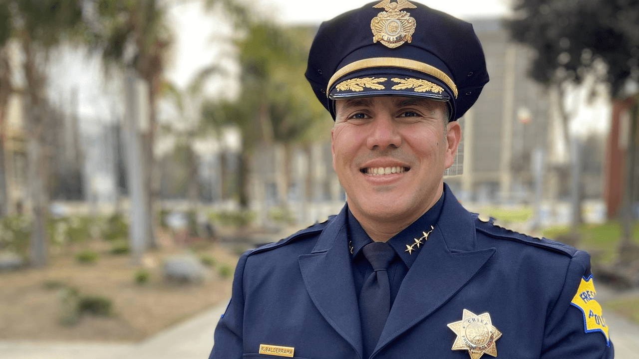 Jefe de la policía de Fresno recibe baja administrativa en medio de una investigación