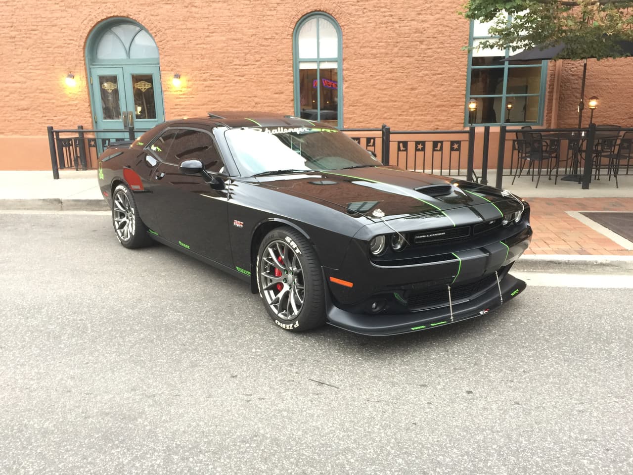 La lealtad hacia las marcas Dodge, SRT y Mopar es evidente hasta en las generaciones más jóvenes/juveniles y queda confirmada en niveles de personalización. En la imagen un Dodge Challenger SRT 392 Scat Pack 2017
<br>
