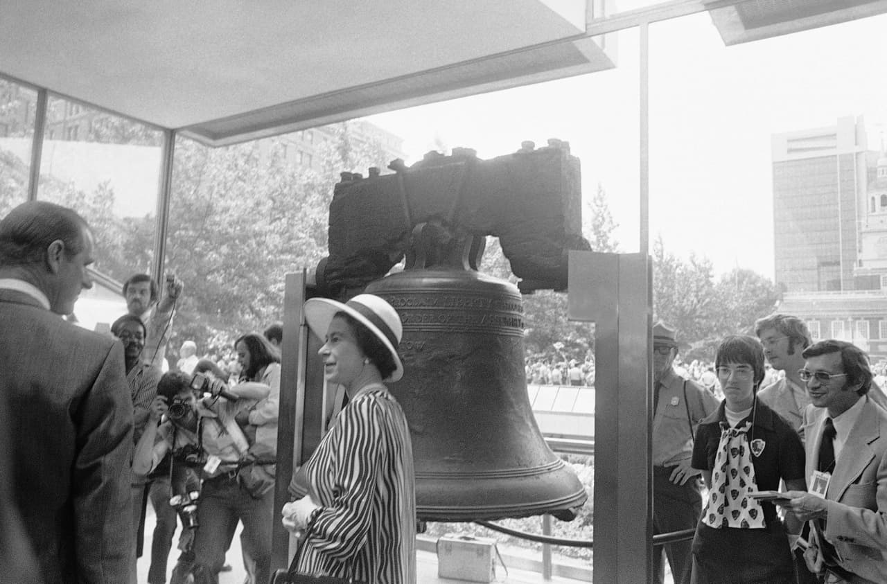 La monarca comenzó su 
<a href="https://www.fordlibrarymuseum.gov/library/document/0067/1563326.pdf" target="_blank">visita a Estados Unidos</a> con una parada en 
<b>Filadelfia</b> para conmemorar el 
<b>200 aniversario </b>de la nación y, en nombre del pueblo británico, entregó a Estados Unidos la
<b> Campana del Bicentenario </b>como regalo.
<br>