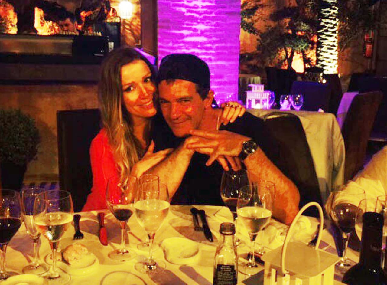 Nicole no le quitaba las manos de encima a su galán.