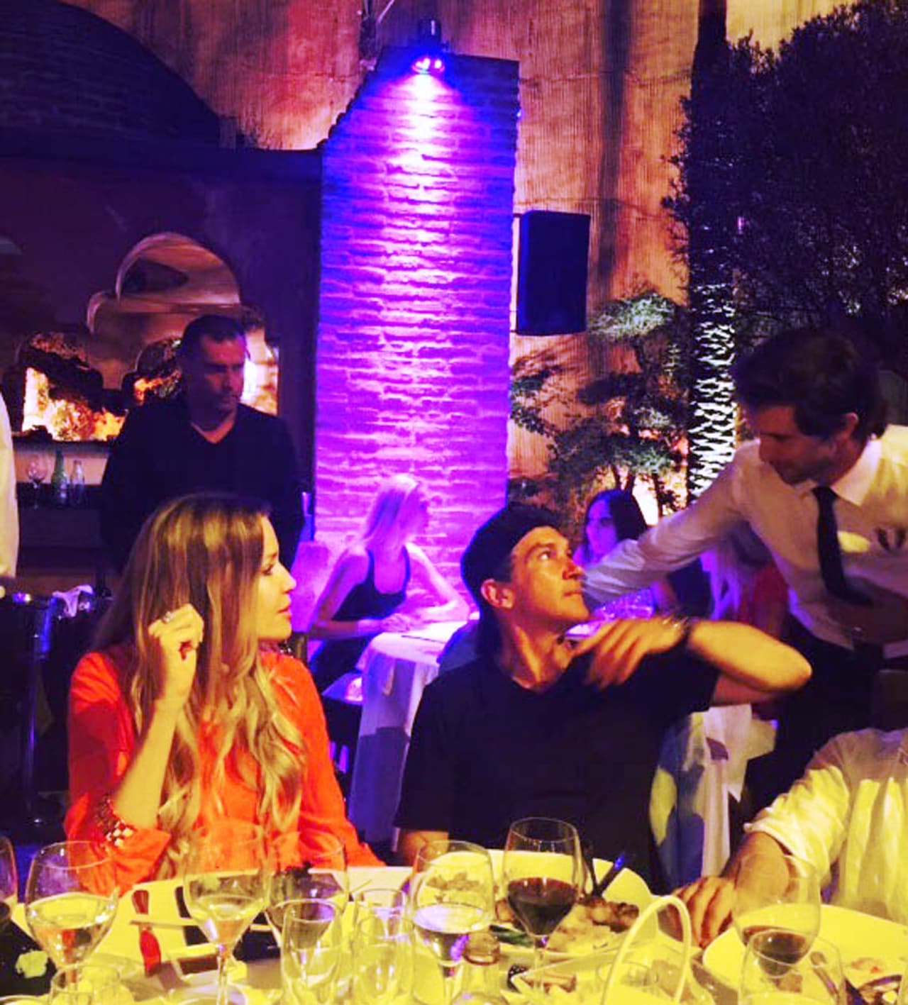 La fiesta duró toda la noche.