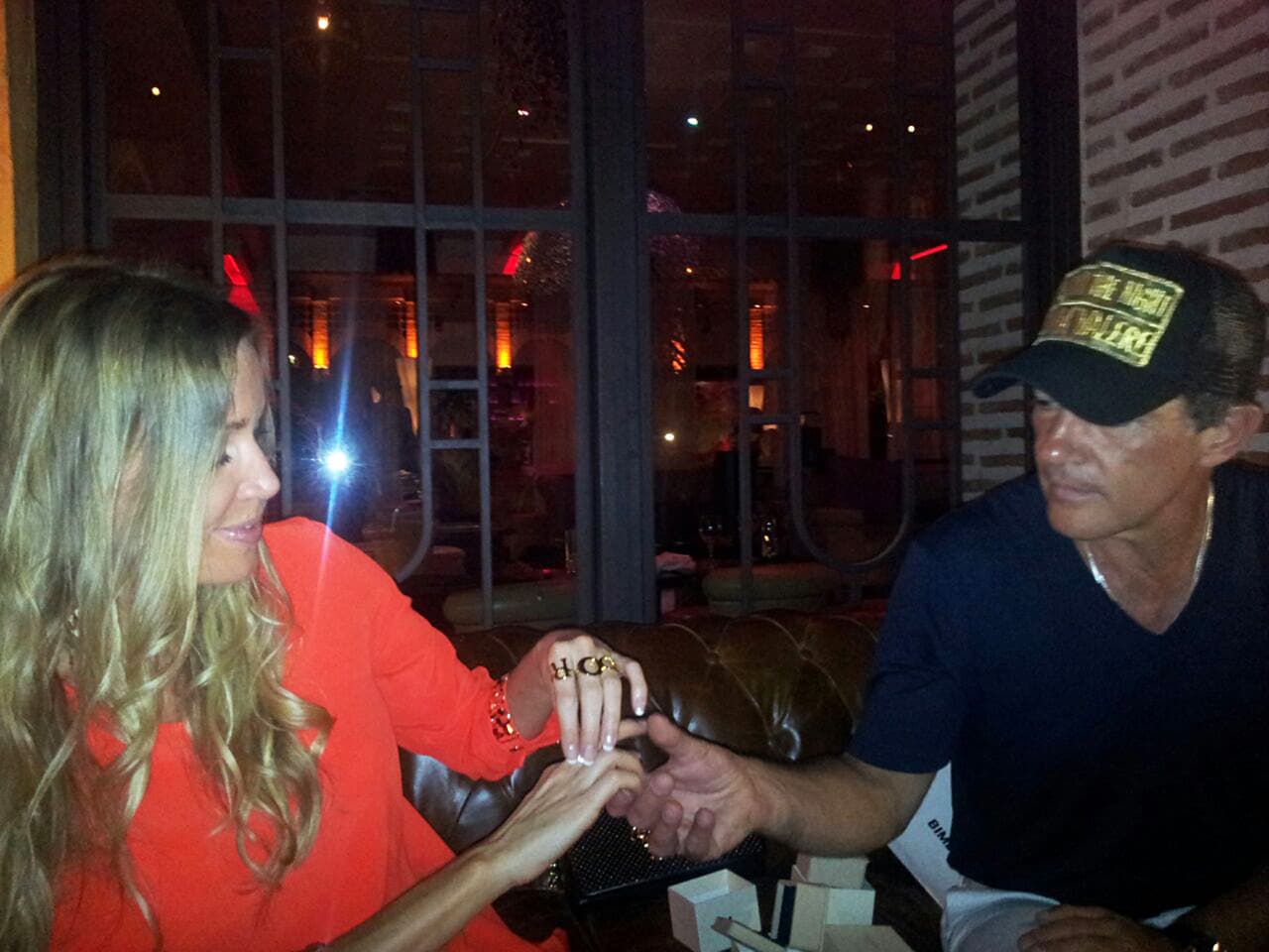 Pero el mejor regalo fue el de su novio, ¡le dio un anillo!