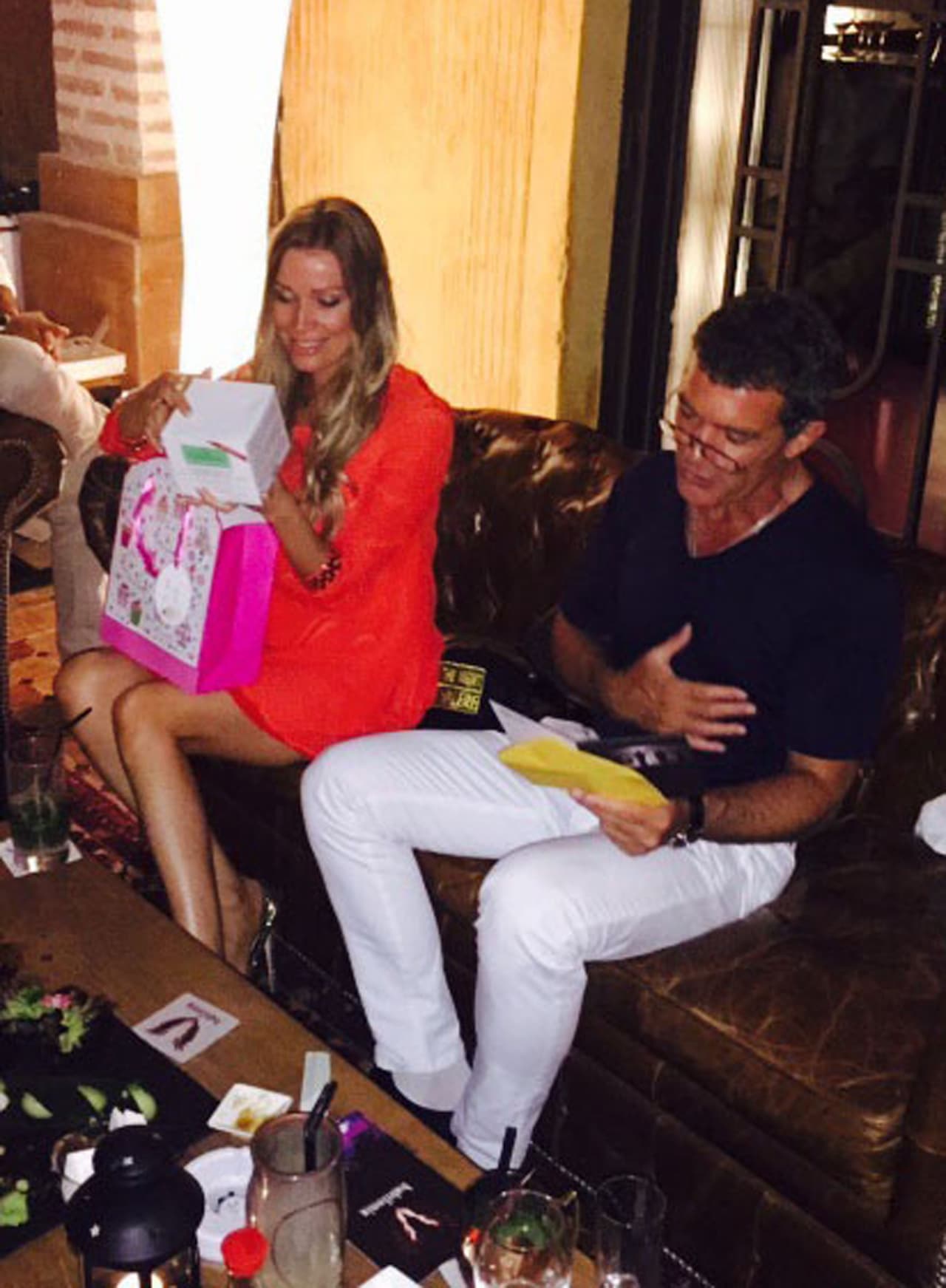 Le dieron muchos regalitos a la festejada.