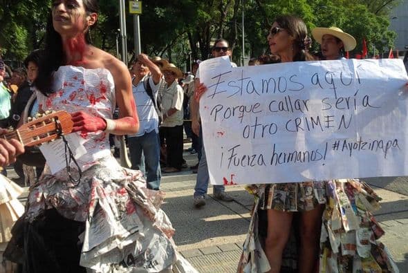Mientras marchaban en la capital mexicana, los manifestantes gritaban: "Los familiares de los desaparecidos no están solos".