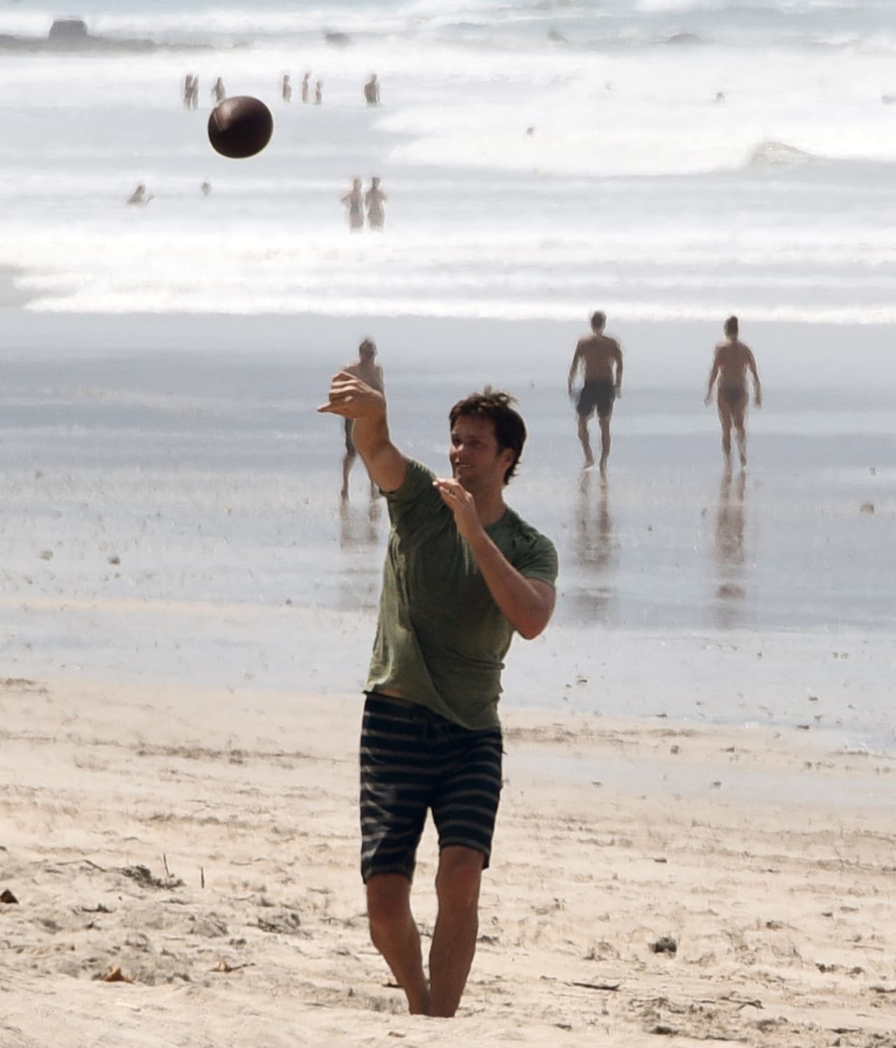 Tom hizo algunos lanzamientos de balón.