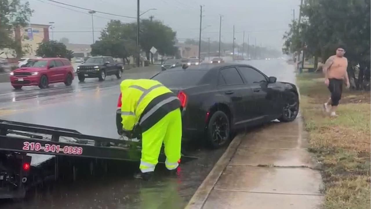 Inundaciones vuelven a poner en alerta a San Antonio: Algunos vehículos fueron arrastrados por el agua