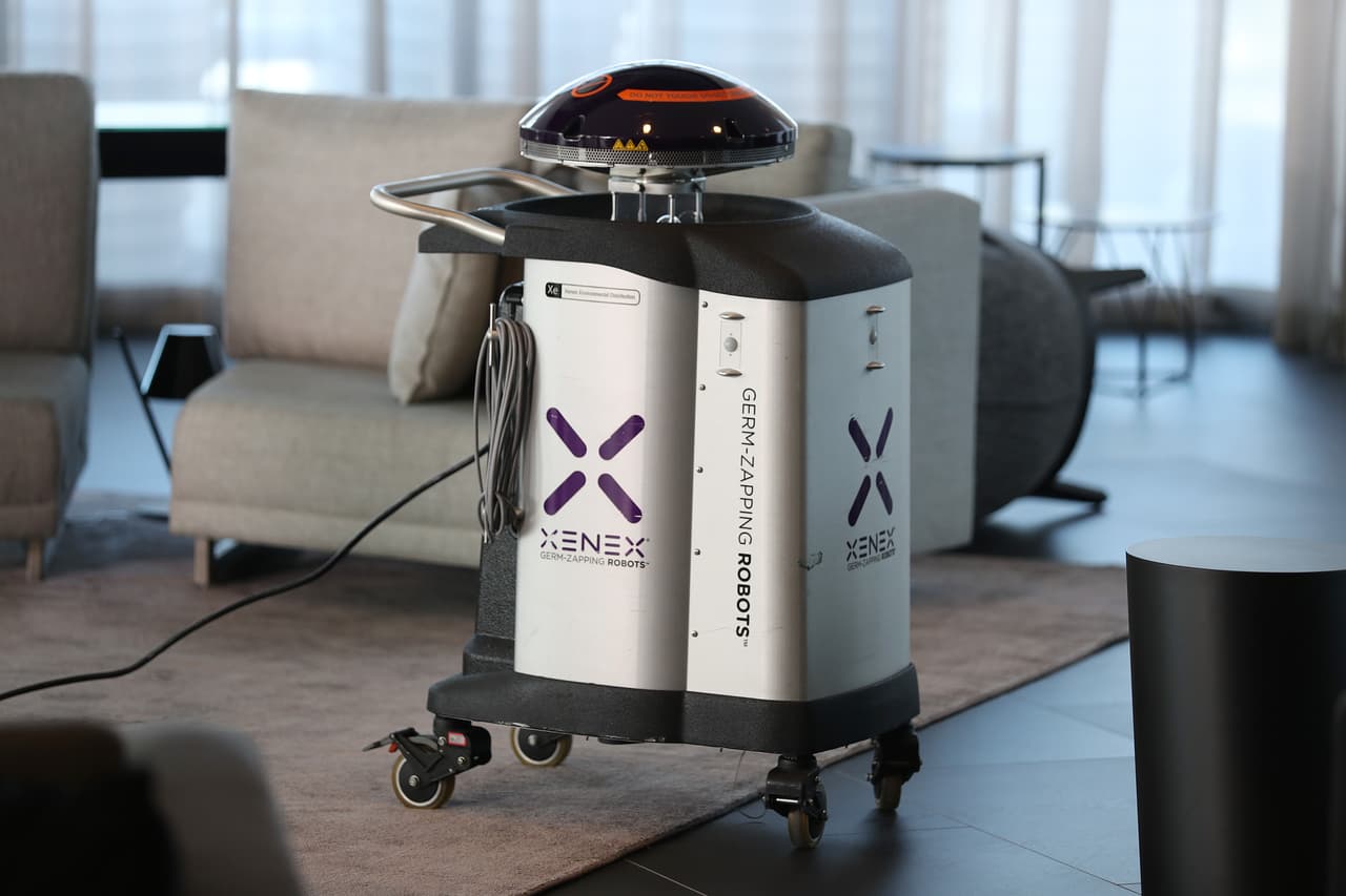 Es un prototipo fabricado por la compañía de desinfección Xenex, el cual emite una luz ultravioleta de amplio espectro para destruir virus y bacterias en cuestión de minutos.